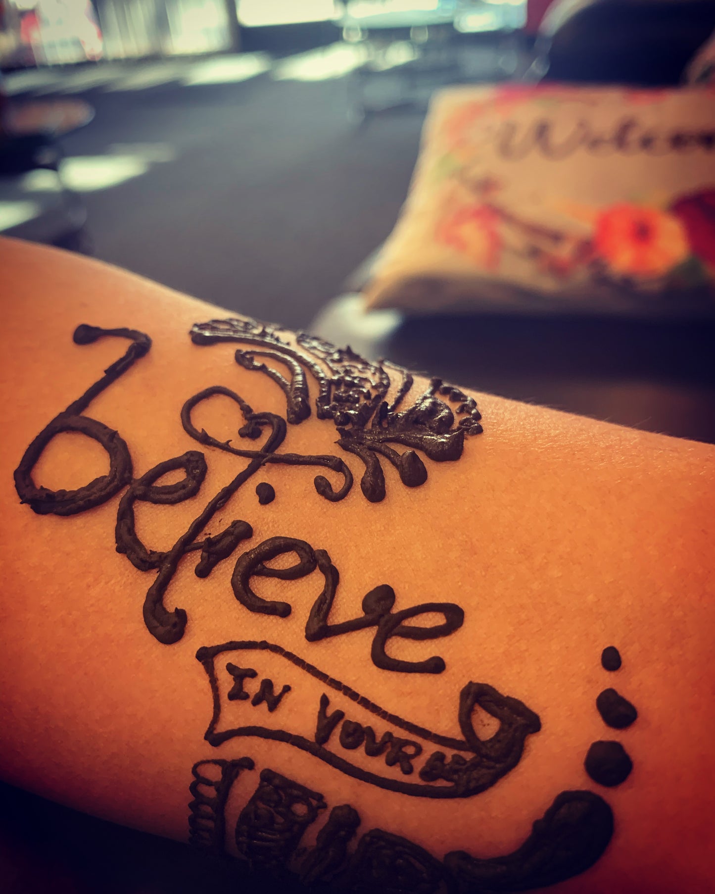 henna design in wrist